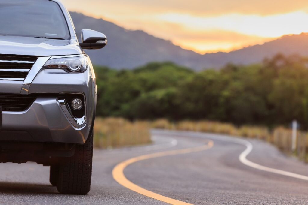 SUV in movimento su strada