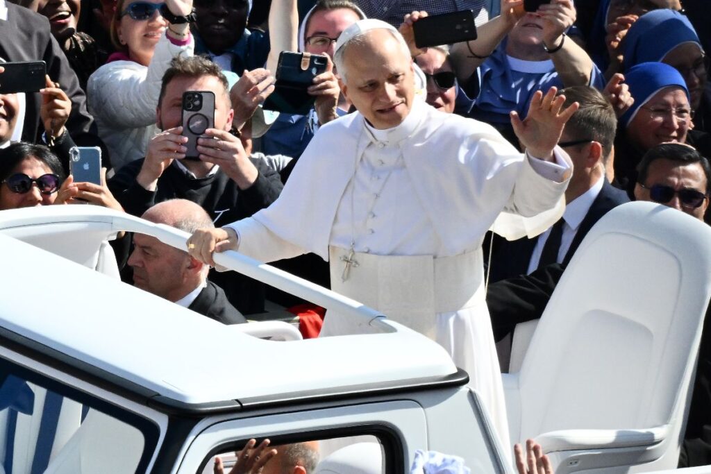 Arrivo di Papa Leone XIV a San Pietro per la celebrazione della Santa Messa