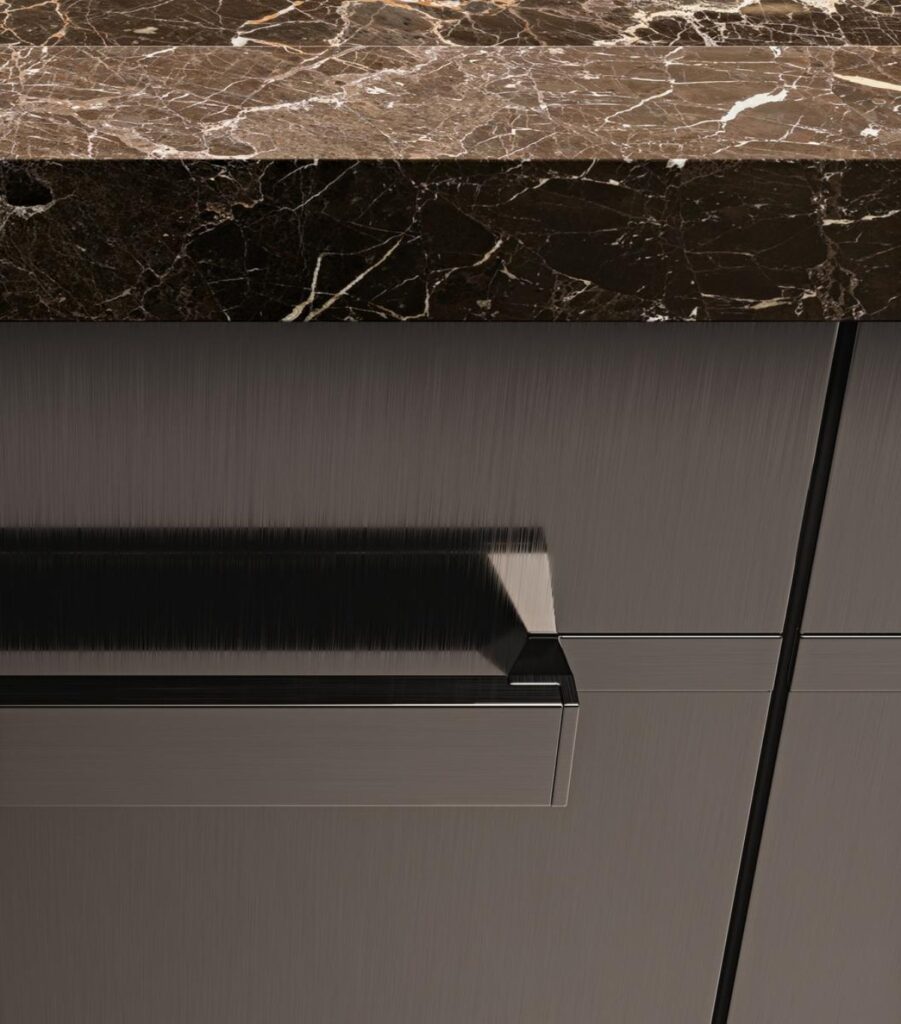 Arclinea innova l’acciaio introducendo il PVD, una finitura evoluta che unisce maggiore robustezza a un’estetica superiore.