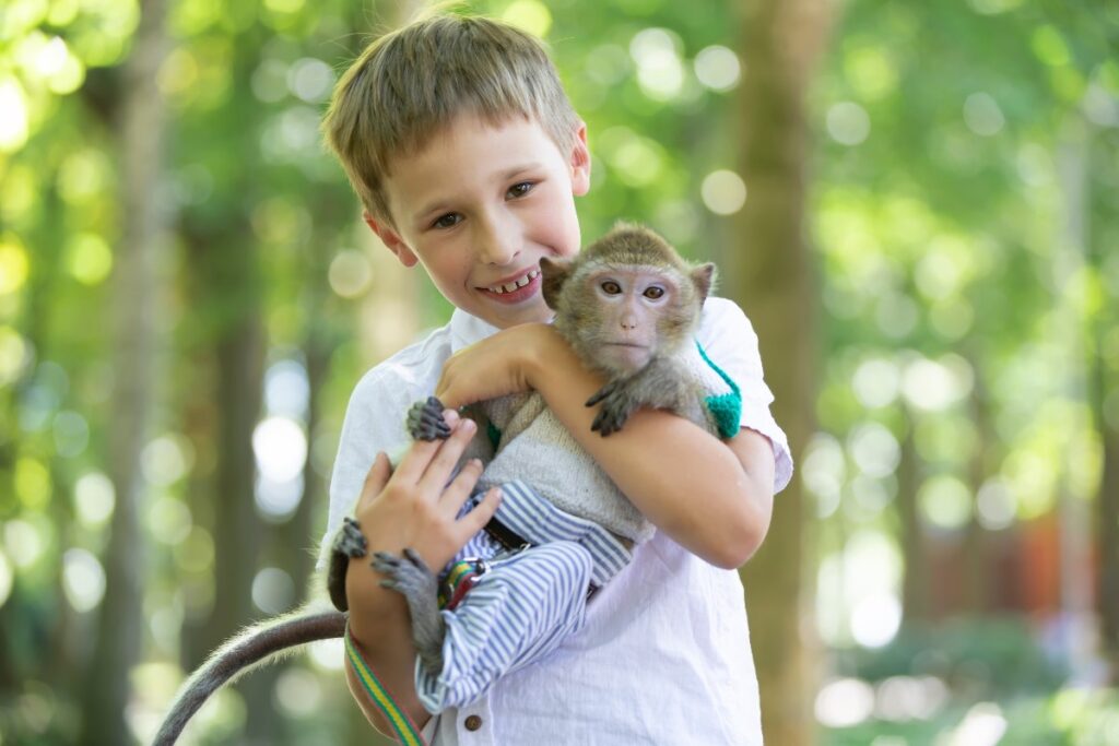 Bambino con scimmia domestica
