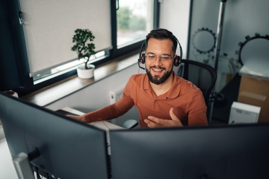 Ragazzo che lavora in smart working al computer