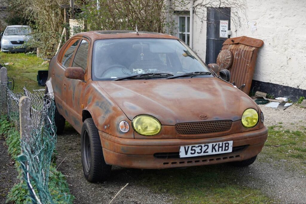 Automobile con carrozzeria arrugginita