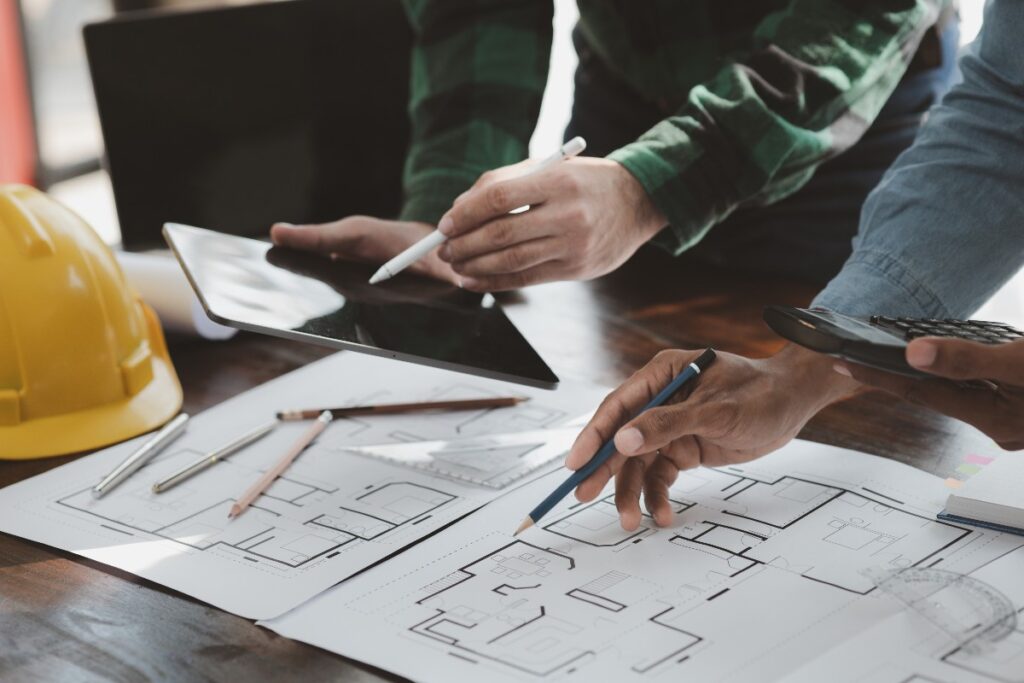 Architetti collaborano alla progettazione di una casa.