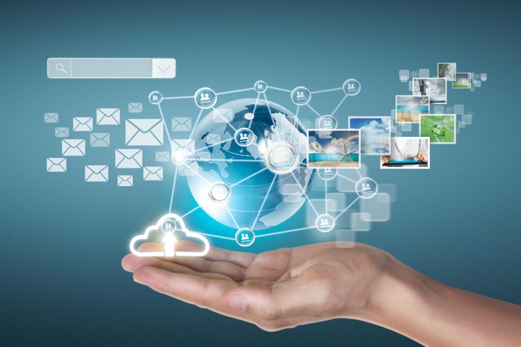 Mano che sorregge un mondo illustrato, simbolo di un’azienda attiva in tecnologia e media digitali.