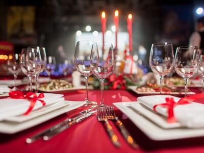Stretta sugli spostamenti tra le Regioni, a tavola in 6 o 8 per il cenone: in arrivo le regole per Natale e Capodanno