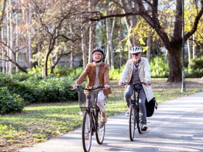 Alcune persone in bicicletta