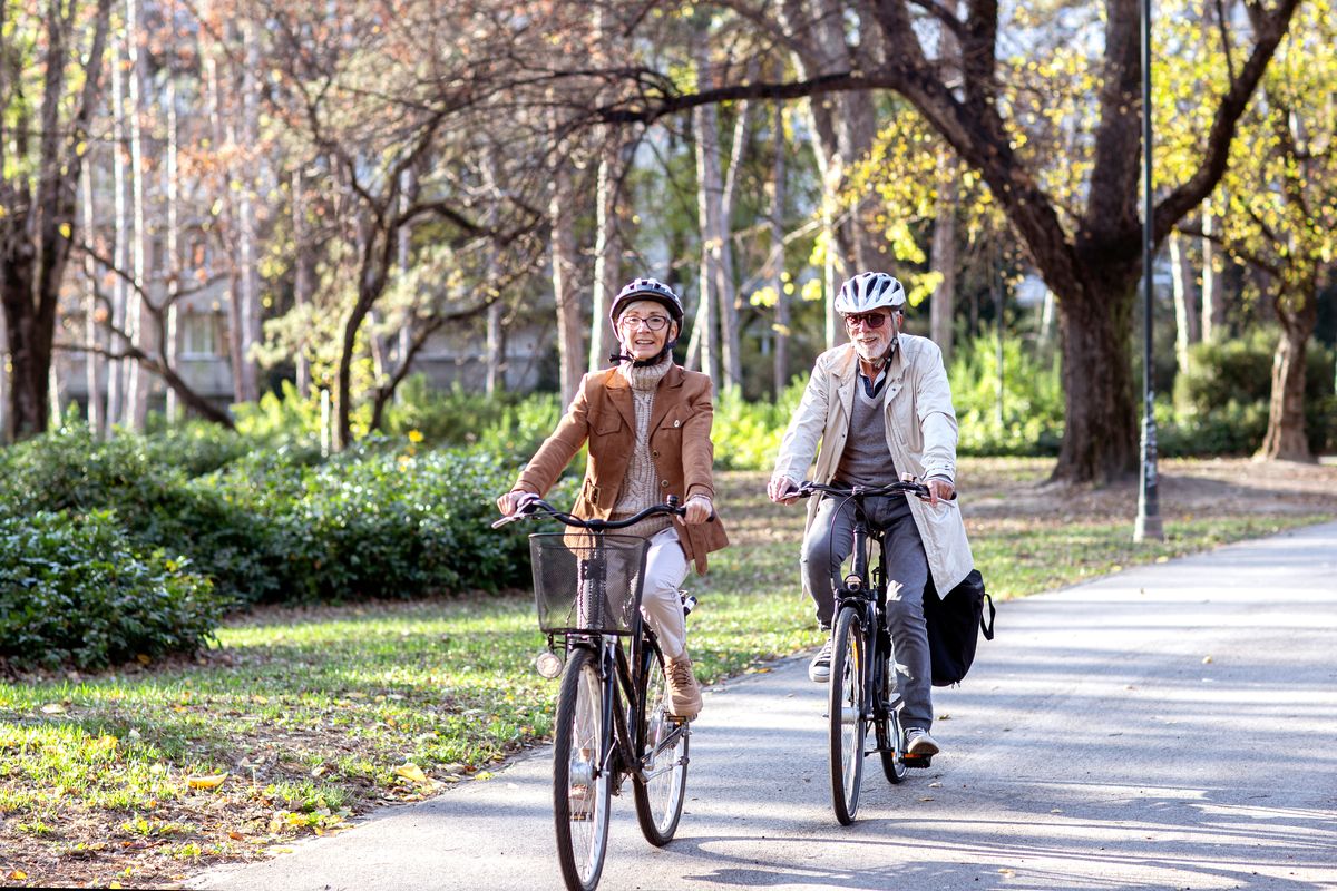 Alcune persone in bicicletta