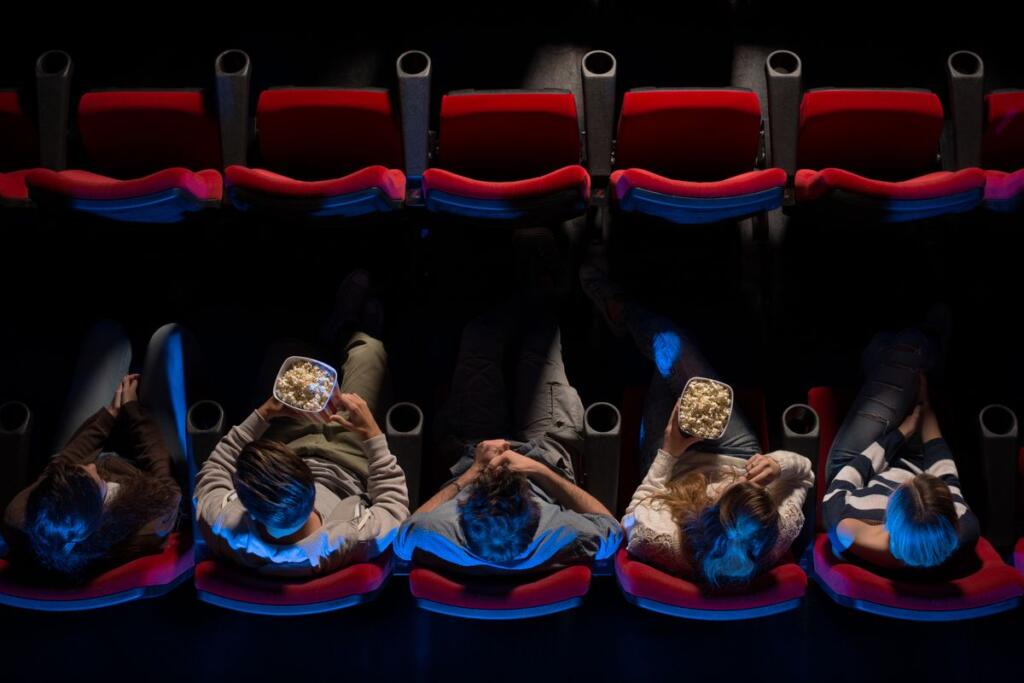 Un gruppo di ragazzi consuma cibo in una sala di The Space Cinema