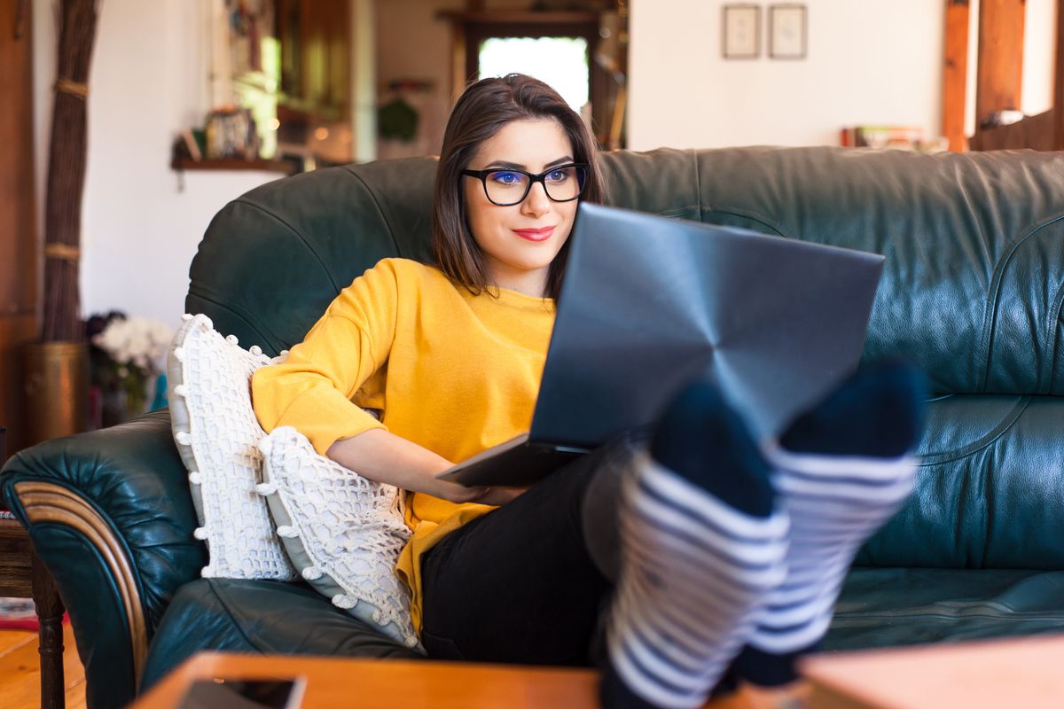 Una ragazza al laptop