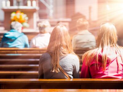 Persone che pregano in una chiesa