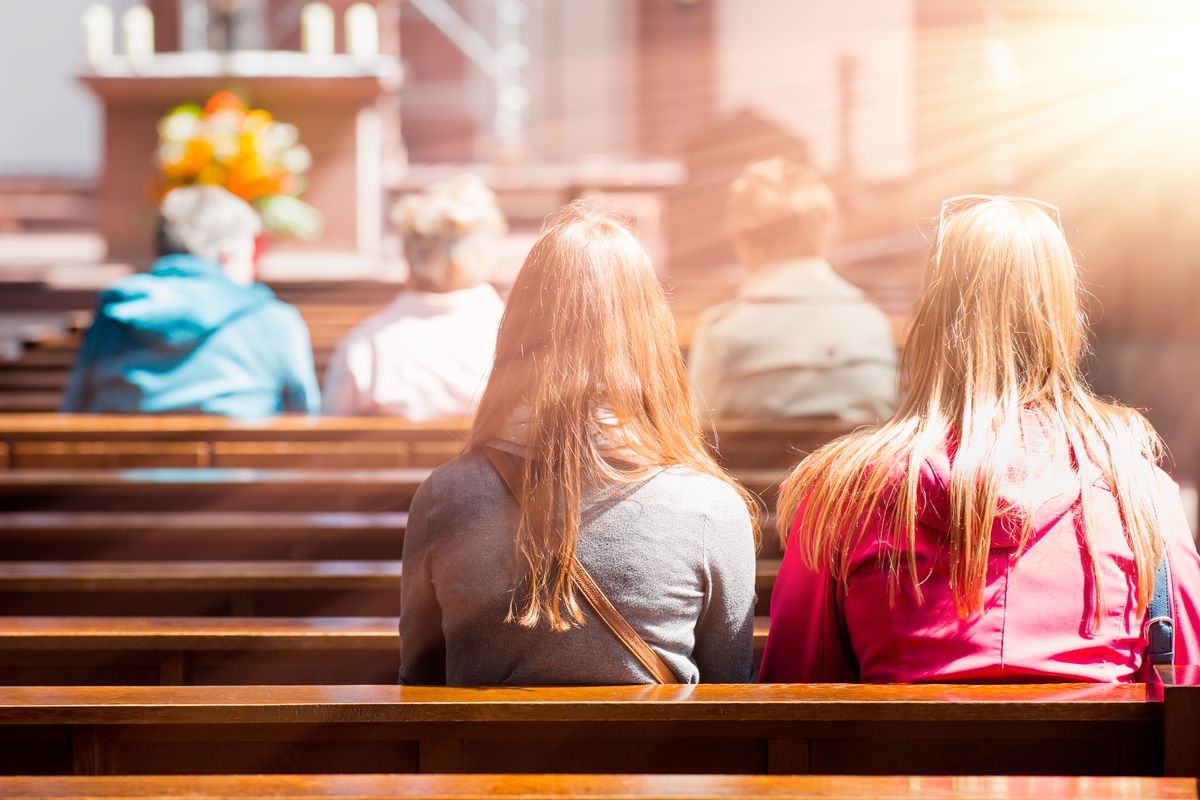 Persone che pregano in una chiesa