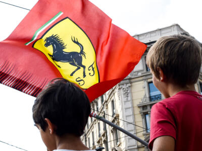 Bambini con la bandiera Ferrari