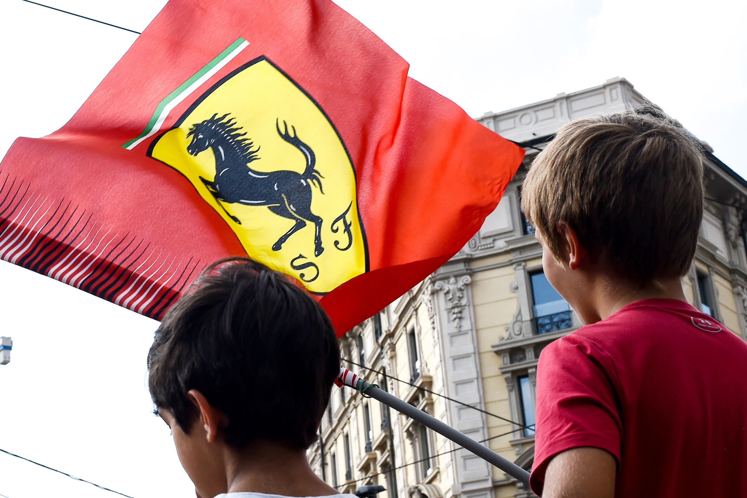 Bambini con la bandiera Ferrari