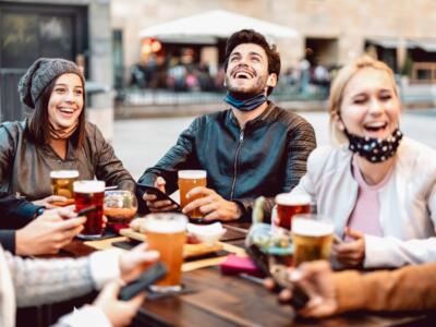 amici al bar in zona gialla