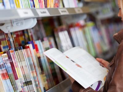 Donna che legge rivista