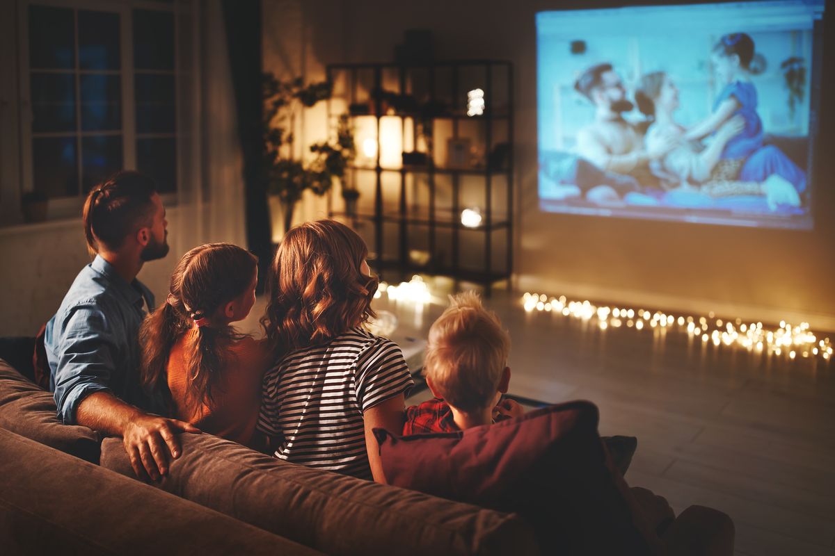 famiglia davanti alla televisione