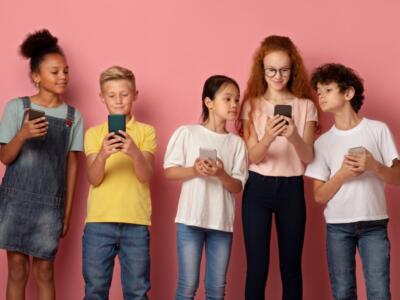 Ragazzini con smartphone