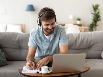 Uomo in smartworking