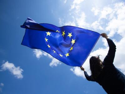 donna con bandiera europea