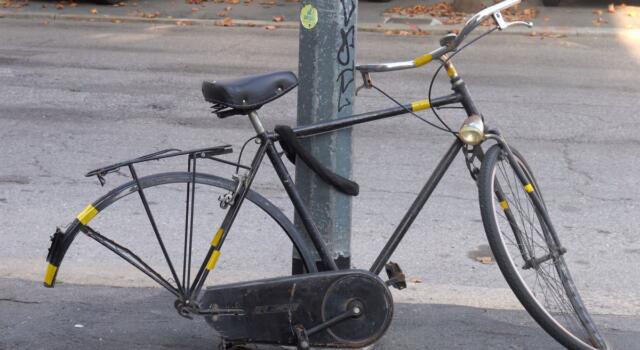 Le bici abbandonate trovano nuova vita: le iniziative di recupero in Italia