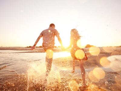 Una coppia felice al mare