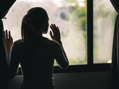 Donna in isolamento per il lockdown