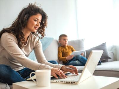 Donna in smart working con bambino