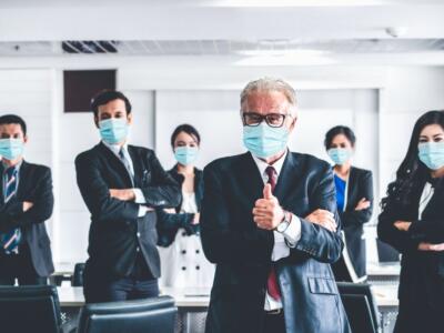 Lavoratori con mascherine