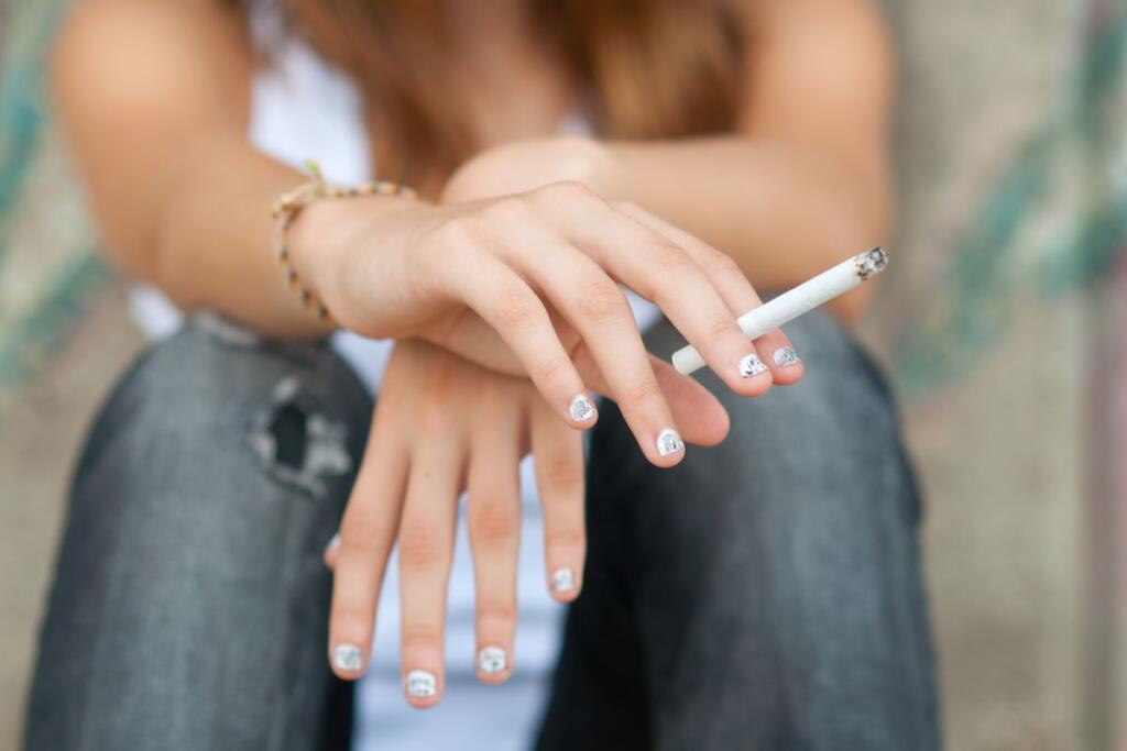 Giovane donna che fuma