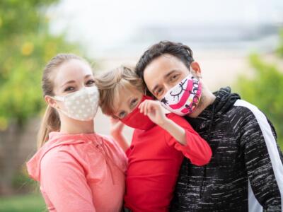 Famiglia che indossa mascherine di stoffa