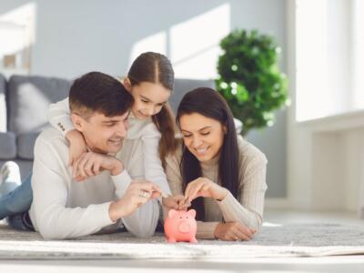 Famiglia che risparmia denaro