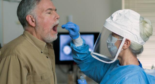 Bill Gates finanzia un nuovo test rapido salivare per il Coronavirus