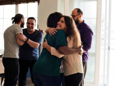 Ragazzi si abbracciano