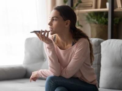 Donna invia messaggio vocale