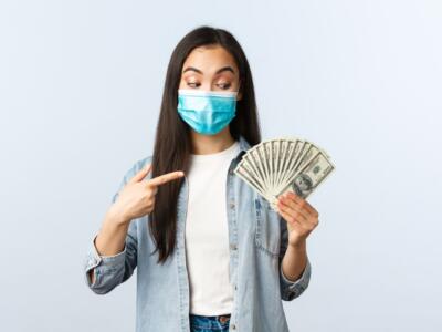 donna con mascherina e soldi