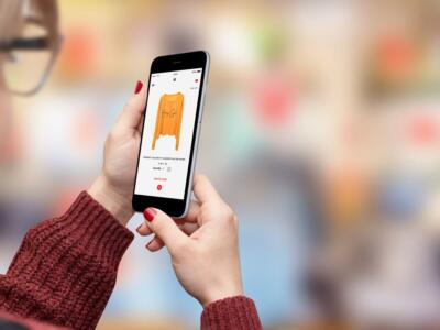 Una ragazza fa shopping su Shein