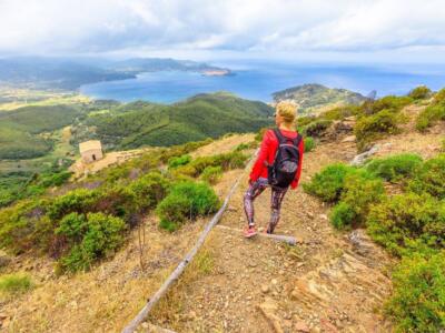 Donna che fa trekking