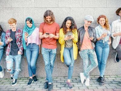 Ragazzi con smartphone