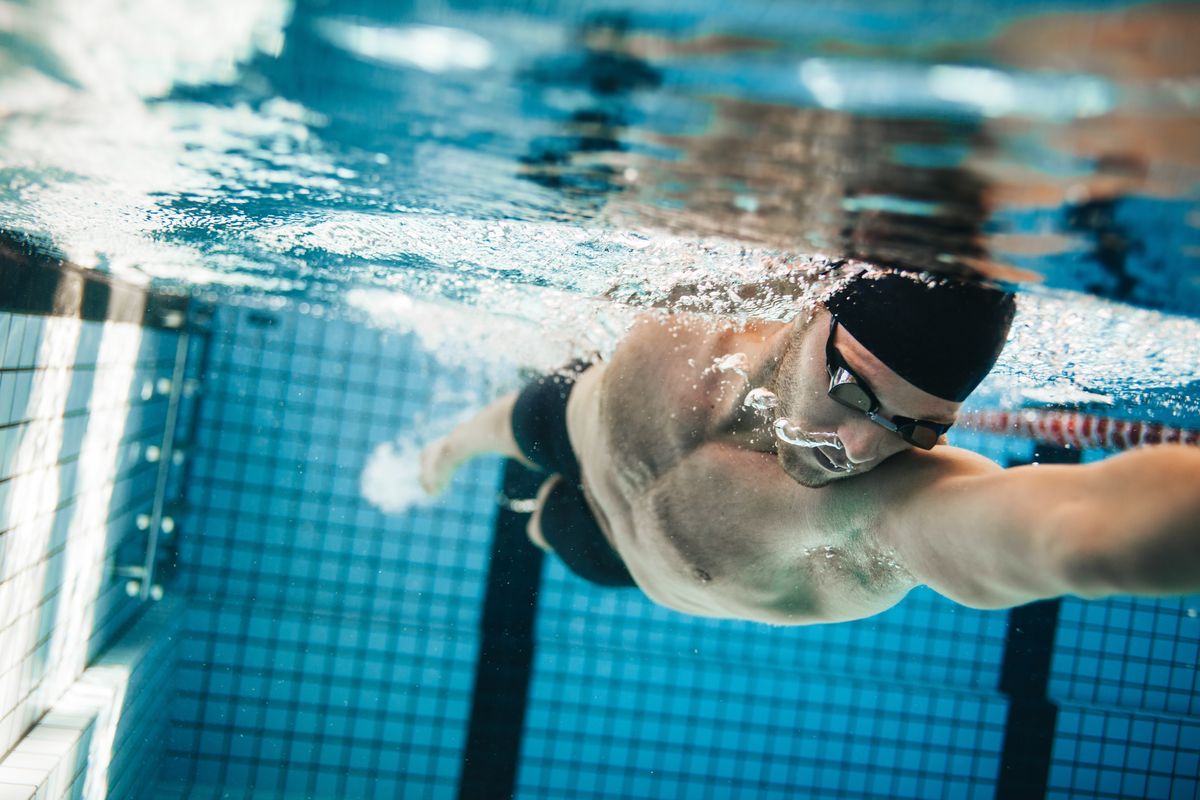 Nuotatore in piscina