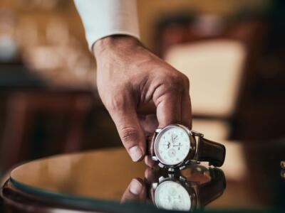 Primo piano di un lussuoso orologio da polso