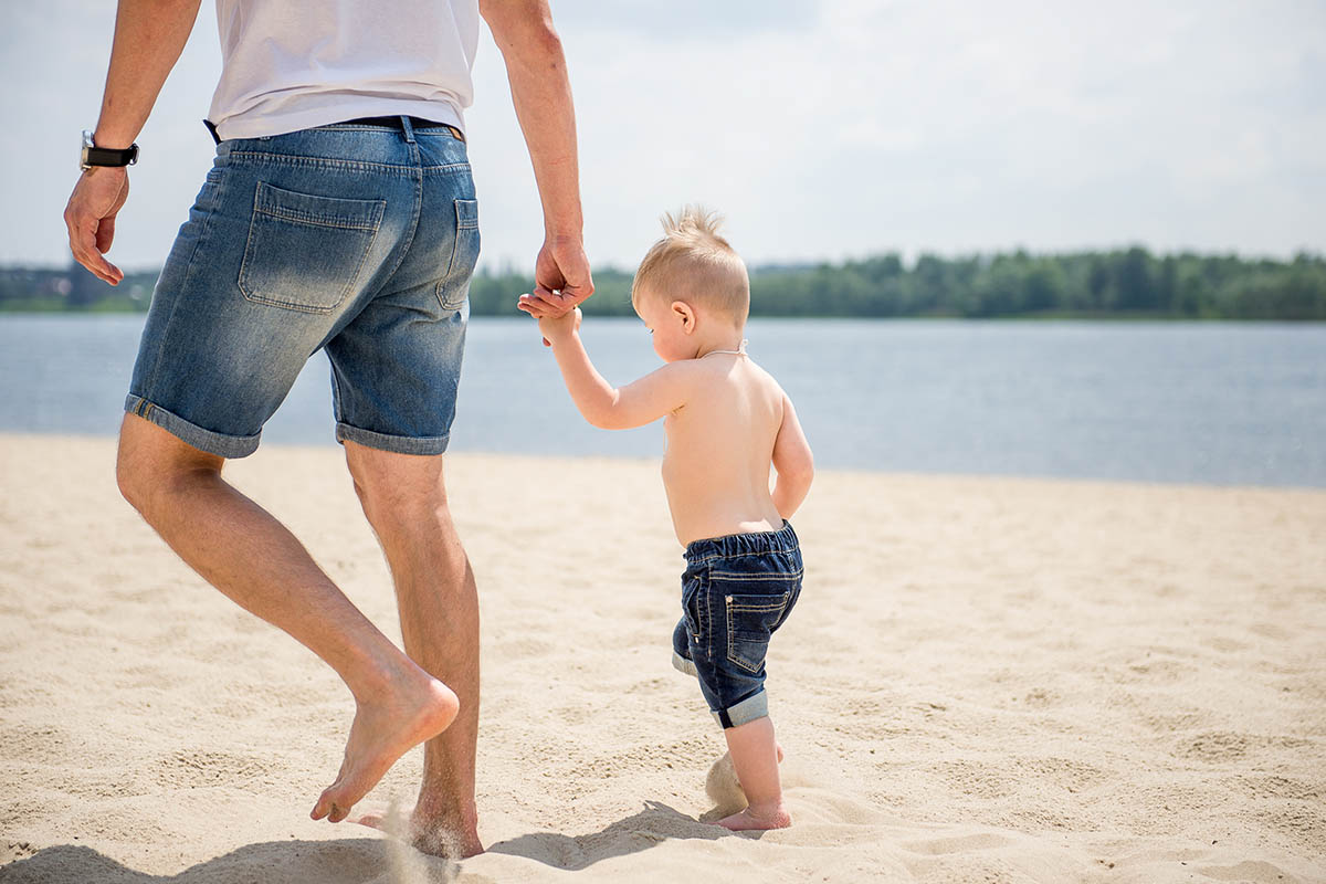 papa figlio mar bagnasciuga spiaggia vacanza