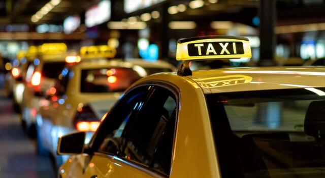Il taxi solidale a Milano offre viaggi gratis per le fasce deboli: i numeri di un successo