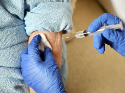 Anziana si sottopone al vaccino anti-COVID-19