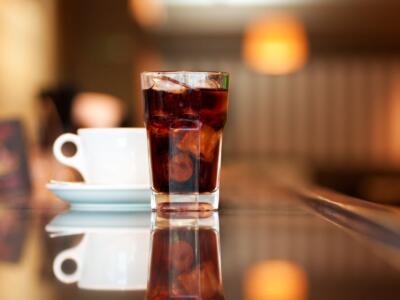 Bicchiere di Coca Cola e tazza di caffè