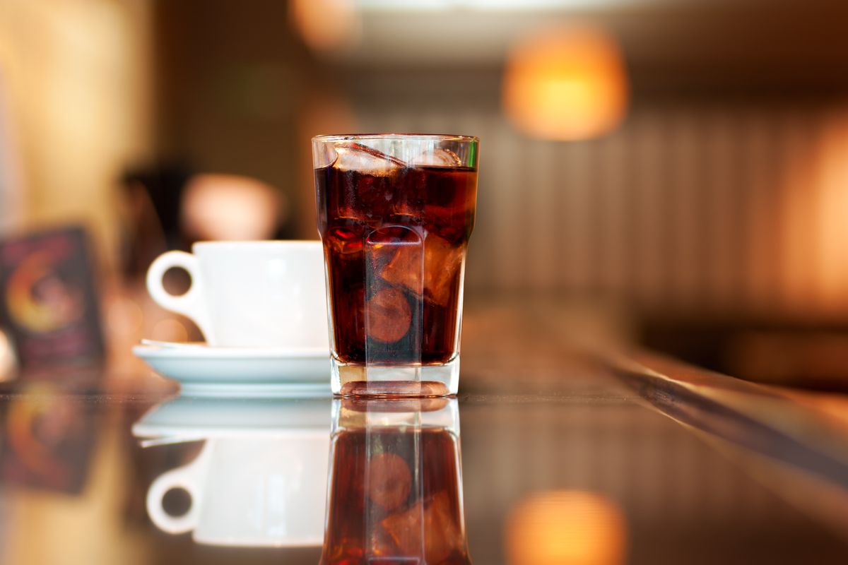 Bicchiere di Coca Cola e tazza di caffè