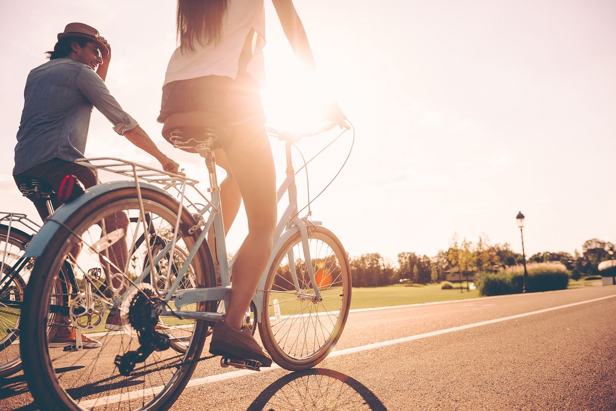 Una coppia in bicicletta