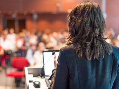 Donna che tiene una conferenza