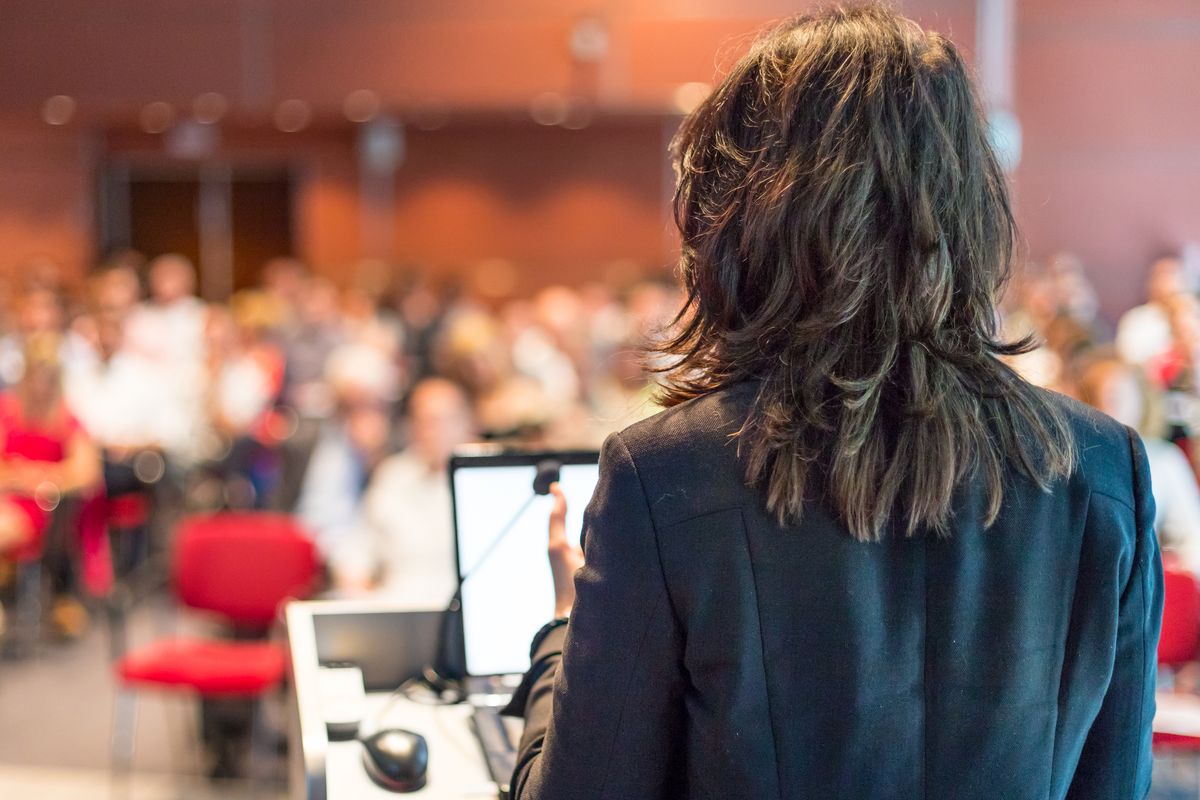 Donna che tiene una conferenza