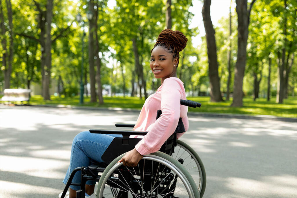donna disabilità sedia a rotelle