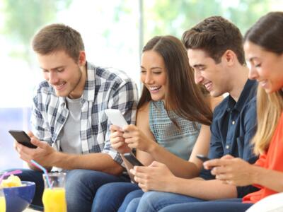 Ragazzi con smartphone